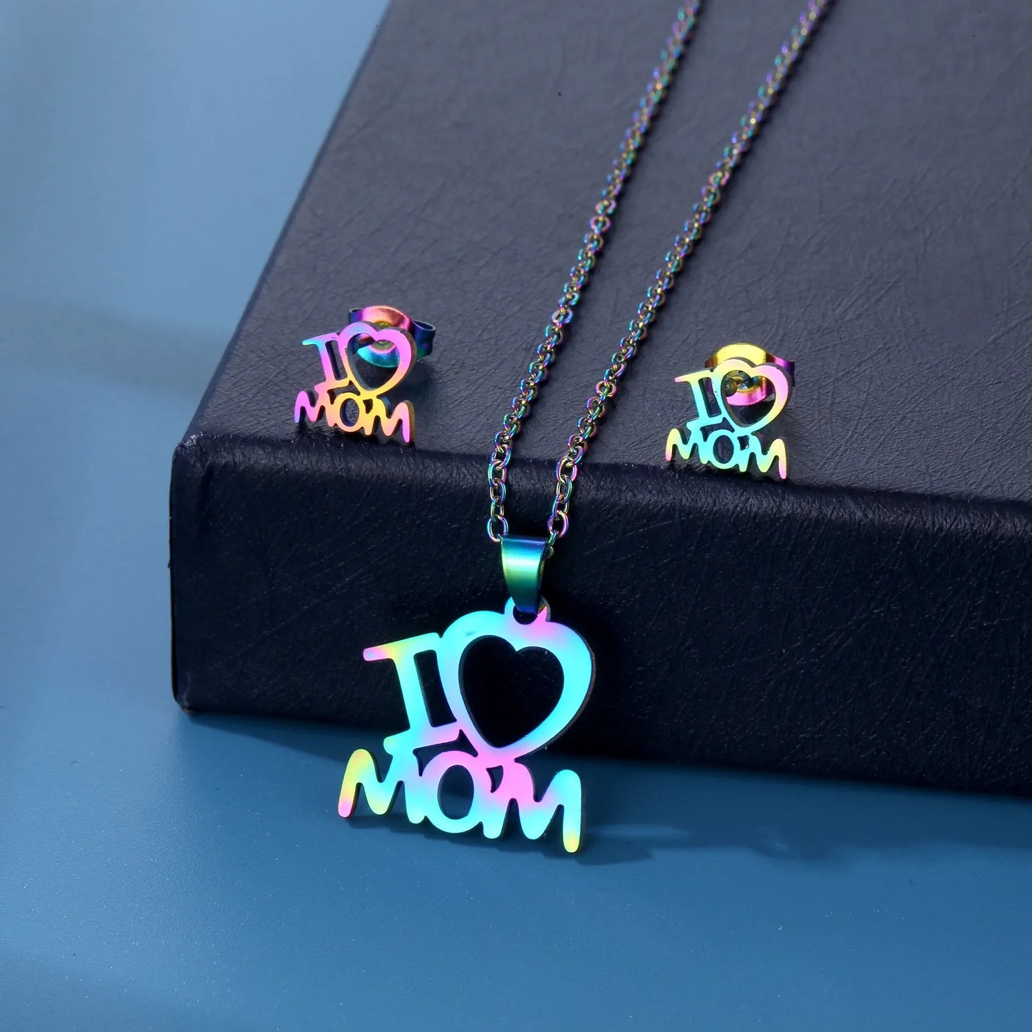 Mama Pendant Necklace